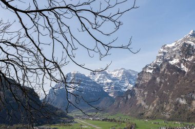 Mollis, İsviçre, 13 Nisan 2022 Güneşli bir günde tepeden çarpıcı bir alp manzarası