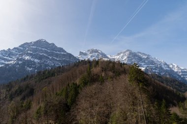 Glarus, İsviçre, 13 Nisan 2022 Güneşli bir günde tepesinde karla muhteşem bir alp manzarası