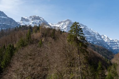 Canton Glarus, İsviçre, 13 Nisan 2022 Güneşli bir günde müthiş bir dağ manzarası