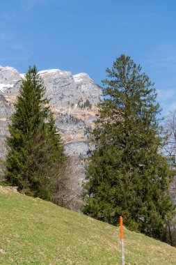 Glarus, İsviçre, 13 Nisan 2022 Güneşli bir bahar gününde olağanüstü dağ manzarası