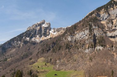 Glarus, İsviçre, 13 Nisan 2022 Güneşli bir bahar gününde olağanüstü dağ manzarası