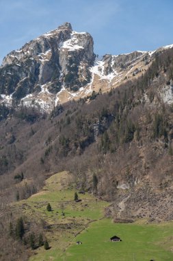 Glarus, İsviçre, 13 Nisan 2022 Güneşli bir bahar gününde olağanüstü dağ manzarası