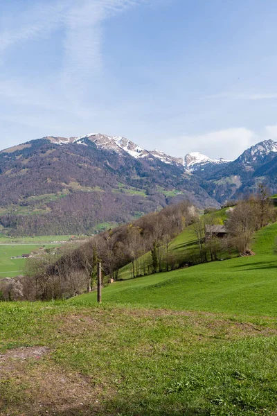 スイス モリス2022年4月13日晴れた日に丘の上から素晴らしい高山風景 — ストック写真