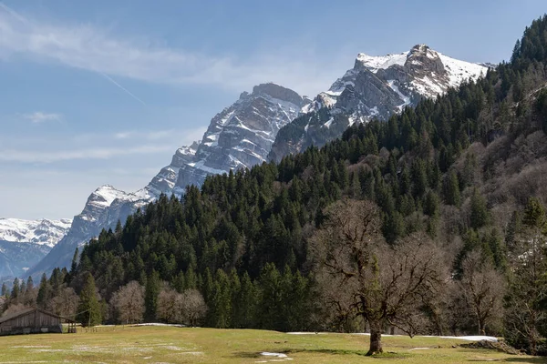 Kloental, Glarus, İsviçre, 13 Nisan 2022 Güneşli bir günde inanılmaz bir dağ manzarası