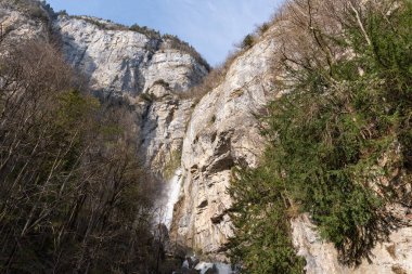 Weesen, İsviçre, 13 Nisan 2022 Alp dağlarında etkileyici şelale