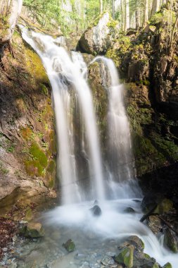 Weesen, İsviçre, 13 Nisan 2022 Alp dağlarında etkileyici şelale