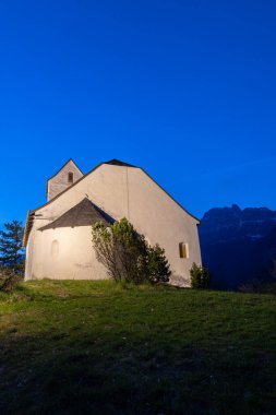 Berschis, İsviçre, 13 Nisan 2022 Aydınlanmış Aziz Georges Kilisesi Gece bir tepenin üstünde