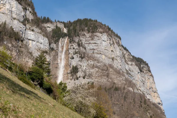 Weesen, İsviçre, 13 Nisan 2022 Alp dağlarında etkileyici şelale