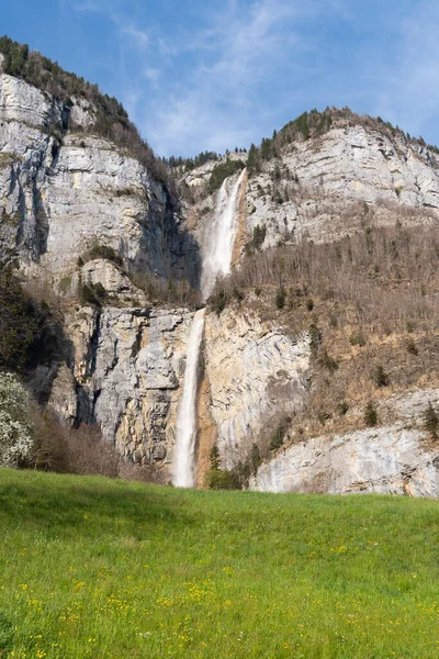 Weesen Szwajcaria Kwietnia 2022 Imponujący Wodospad Górach Alpejskich — Zdjęcie stockowe