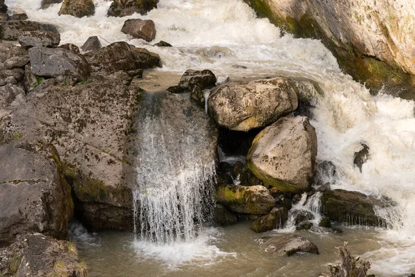 Weesen, İsviçre, 13 Nisan 2022 Alp dağlarında etkileyici şelale
