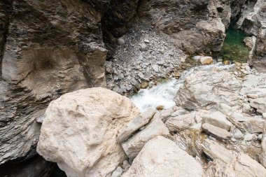 Zillis, Grison, İsviçre, 12 Nisan 2022 Ren nehri tarafından devasa Alpler 'de inşa edilen popüler Viamala kanyonu.