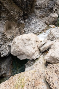 Zillis, Grison, İsviçre, 12 Nisan 2022 Ren nehri tarafından devasa Alpler 'de inşa edilen popüler Viamala kanyonu.