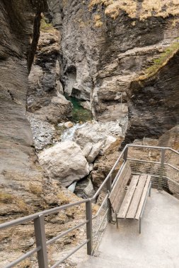 Zillis, Grison, İsviçre, 12 Nisan 2022 Viamala Kanyonu 'nun ziyareti sırasında dinlenecek yer.