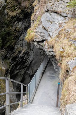 Zillis, Grison, İsviçre, 12 Nisan 2022 Viamala Kanyonu 'ndaki geniş Alp Dağları' na çıkan dar yaya yolu.