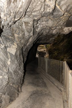 Zillis, Grison, İsviçre, 12 Nisan 2022 Viamala Kanyonu 'ndaki geniş Alp Dağları' na çıkan dar yaya yolu.