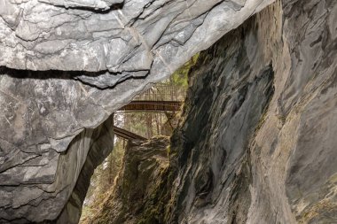 Zillis, Grison, İsviçre, 12 Nisan 2022 Ren nehri tarafından devasa Alpler 'de inşa edilen popüler Viamala kanyonu.