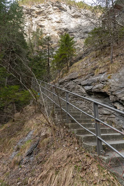 ジリス グリソン スイス 2022年4月12日階段はヴィアマラ峡谷に向かっています — ストック写真