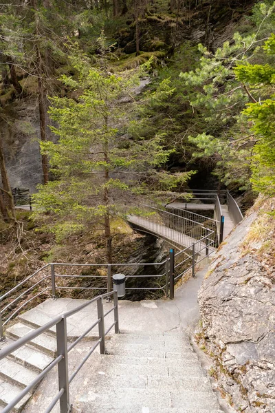 2022年4月12日 瑞士吉里森Zillis 在阿尔卑斯山中由莱茵河建造的Viamala峡谷上的小型人行桥 — 图库照片