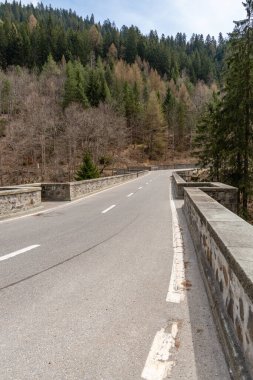 Rania, Grison, İsviçre, 12 Nisan 2022 Güneşli bir günde Alpler üzerindeki boş cadde