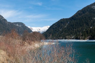 Izdırap, Grison, İsviçre, 12 Nisan 2022 Güneşli bir günde güzel bir göl manzarası