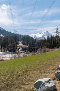 Izdırap çekenler, Grison, İsviçre, 12 Nisan 2022 güneşli bir günde karla kaplı Alpler