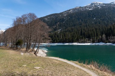 Izdırap, Grison, İsviçre, 12 Nisan 2022 Güneşli bir günde güzel bir göl manzarası