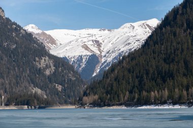 Izdırap, Grison, İsviçre, 12 Nisan 2022 Güneşli bir günde güzel bir göl manzarası