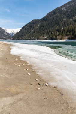 Izdırap, Grison, İsviçre, 12 Nisan 2022 Güneşli bir günde güzel bir göl manzarası