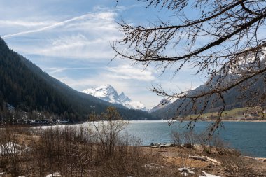 Izdırap, Grison, İsviçre, 12 Nisan 2022 Güneşli bir günde güzel bir göl manzarası