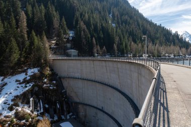 Izdırap çekenler, Grison, İsviçre, 12 Nisan 2022 Güneşli bir günde baraj kurun