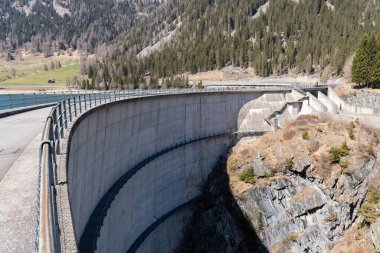 Izdırap çekenler, Grison, İsviçre, 12 Nisan 2022 Güneşli bir günde baraj kurun