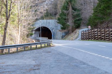 Rongellen, Grison, İsviçre, 12 Nisan 2022 Alpler arası bir tünele giriş.