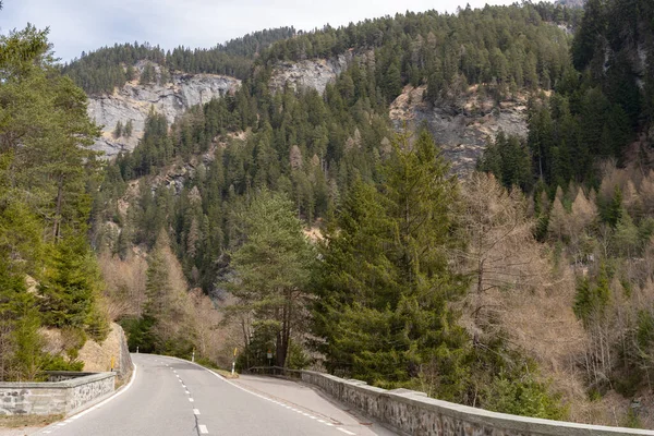 Rania Grison Suíça Abril 2022 Rua Vazia Sobre Alpes Dia — Fotografia de Stock