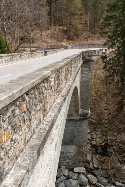 Rania Grison Ελβετία Απριλίου 2022 Ιστορική Παλιά Γέφυρα Πάνω Από — Φωτογραφία Αρχείου