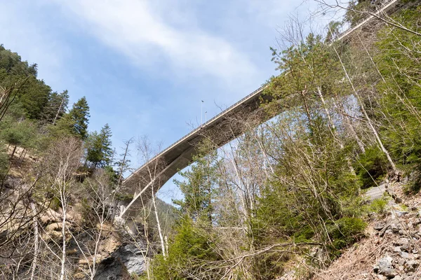Rania Grison Schweiz April 2022 Nedanför Motorvägsbro Över Rinfloden Alperna — Stockfoto