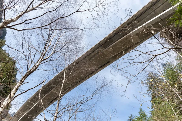 Rania Grison Suiza Abril 2022 Debajo Puente Carretera Sobre Río —  Fotos de Stock