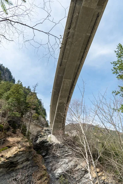 Rania Grison Suiza Abril 2022 Debajo Puente Carretera Sobre Río — Foto de Stock