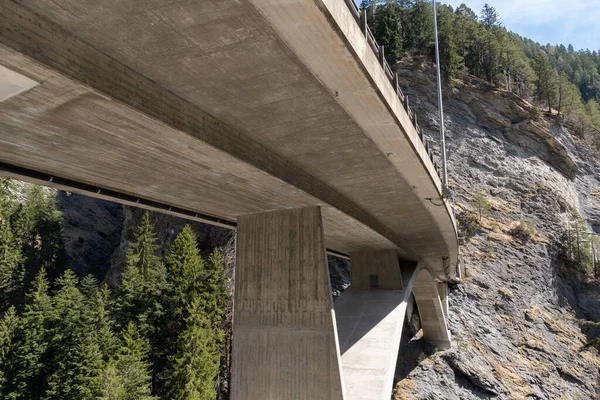 Rania Grison Suíça Abril 2022 Abaixo Uma Ponte Rodoviária Sobre — Fotografia de Stock