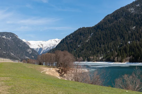 Sufers Grison Svizzera Aprile 2022 Bellissimo Lago Sufers Paesaggio Alpino — Foto Stock