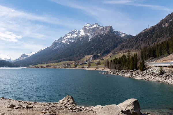 サーファー グリソン スイス 2022年4月12日美しい湖晴れた日に高山の風景に苦しむ — ストック写真