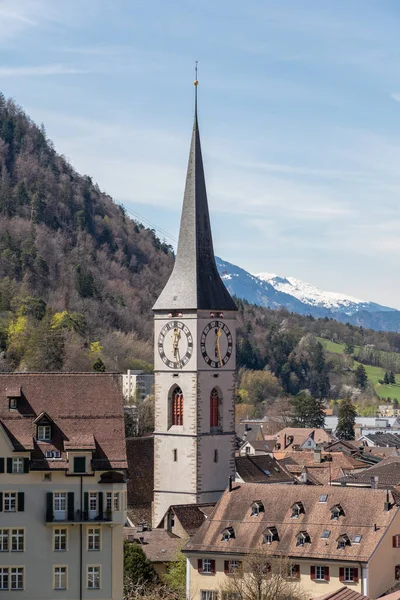 2022年4月11日 瑞士朱尔市中心历史性的老圣徒马丁教堂钟楼 — 图库照片