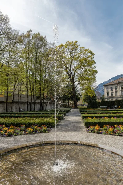2022年4月11日 瑞士朱尔 春天阳光灿烂的一天 公园里五彩缤纷的花朵和喷泉 — 图库照片