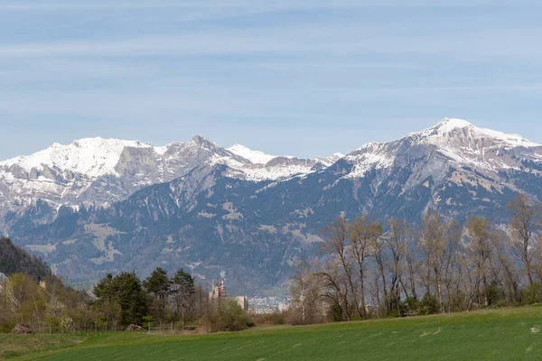 2022年4月11日スイス グリソンのマイエンフェルト春の晴れた日には ライン渓谷の美しい高山の景色と景色 — ストック写真