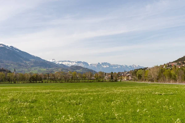 2022年4月11日スイス グリソンのマイエンフェルト春の晴れた日には ライン渓谷の美しい高山の景色と景色 — ストック写真