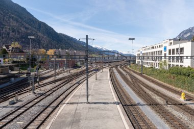 Chur, İsviçre, 11 Nisan 2022 Tren yolu şehir merkezindeki ana tren istasyonunda.