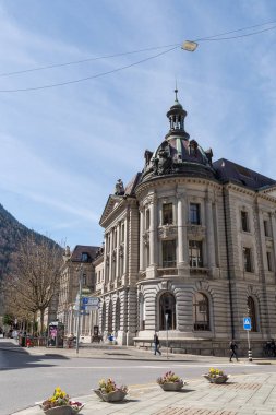Chur, İsviçre, 11 Nisan 2022 Şehir merkezindeki geleneksel eski bir binanın cephesi
