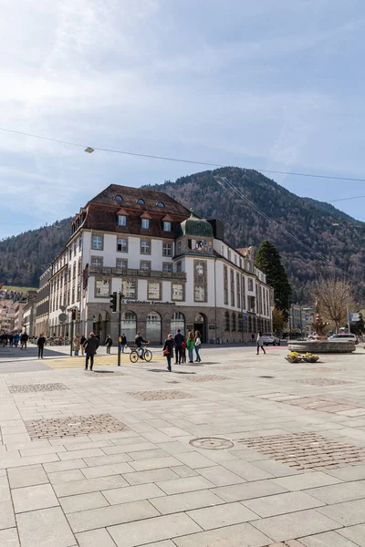 Chur Schweiz April 2022 Menschen Laufen Einem Sonnigen Frühlingstag Durch — Stockfoto