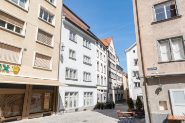 Chur, İsviçre, 11 Nisan 2022 Güneşli bir günde tarihi eski kasabadaki geleneksel binalar