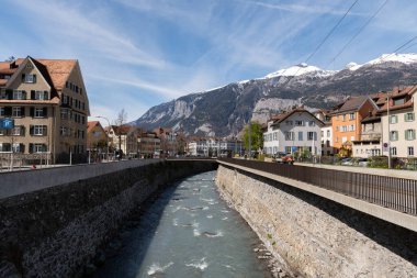 Chur, İsviçre, 11 Nisan 2022 Tarihsel eski kasabanın Plessur nehrinin kıyısında güneşli bir günde