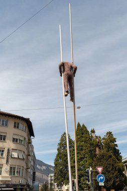 Chur, İsviçre, 11 Nisan 2022 Şehir merkezinde ayaklıklar üzerinde yürüyen bir adamın heykeli